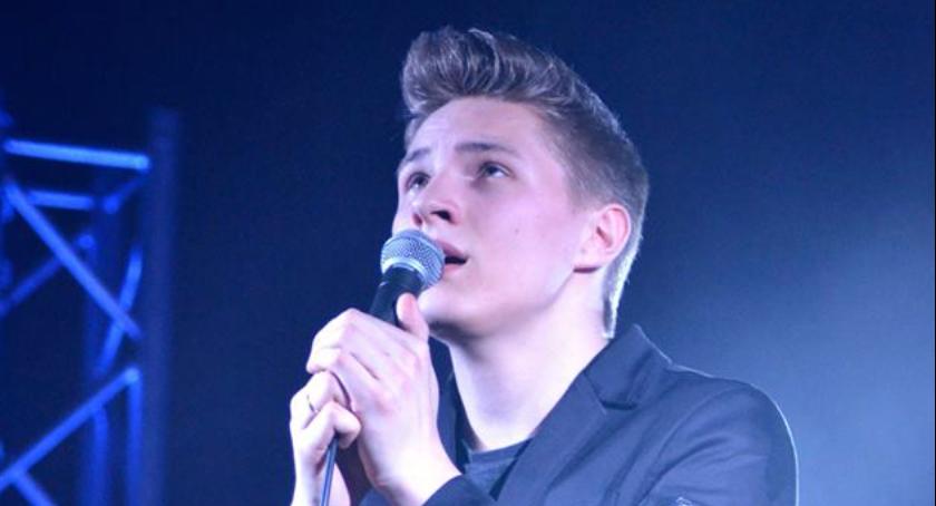 Adam Stachowiak, z Voice of Poland 2016, bije rekordy wyświetleń na You Tube! Zawita na Mokotów?