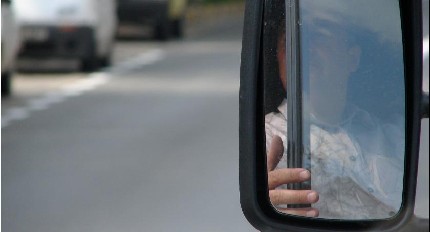 Na skrzyżowaniu ulic Idzikowskiego i Powsińskiej 104-letni kierowca uderzył fiatem w mercedesa