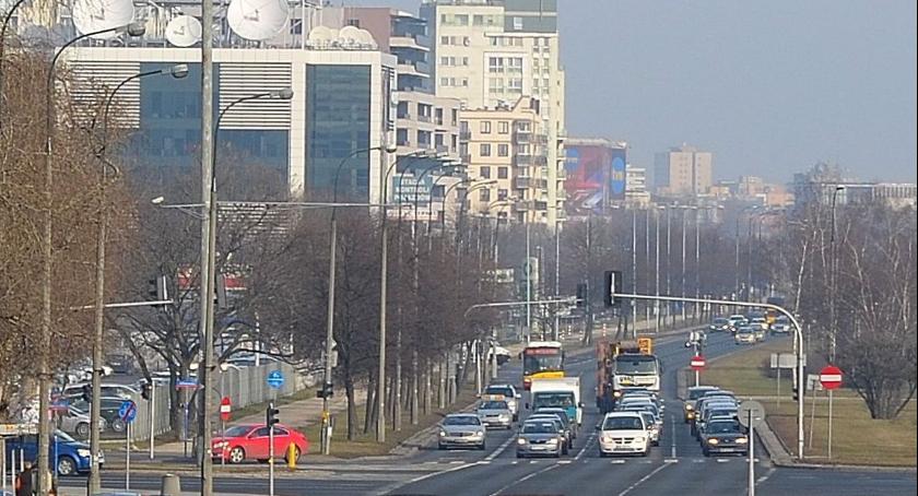 Autobus staranował osobowego opla przed przejściem dla pieszych w Dolince Służewieckiej