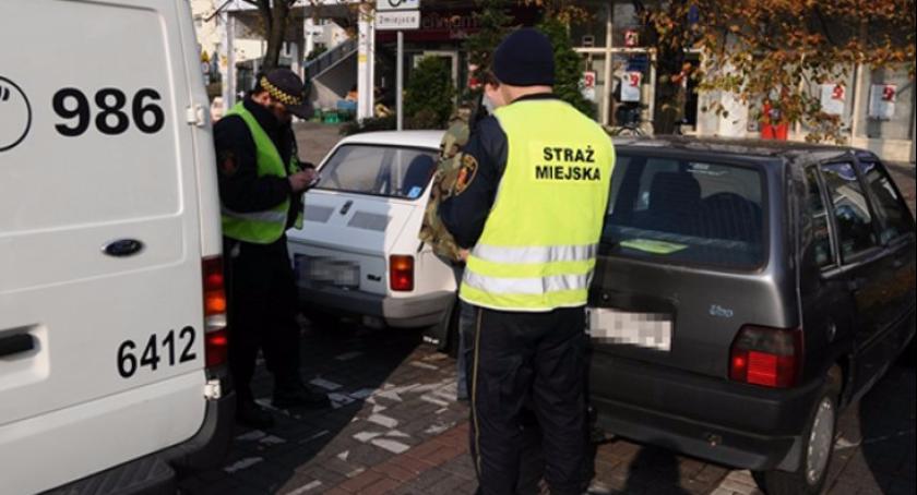 Strażnicy miejscy zaatakowani przez handlarzy warzywami na nielegalnym targowisku na Mokotowie