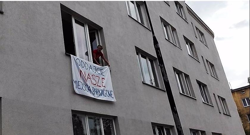Uwaga! Uwaga! BOR i ABW próbują odebrać mieszkańcom ulicy Podchorążych ich parkingi