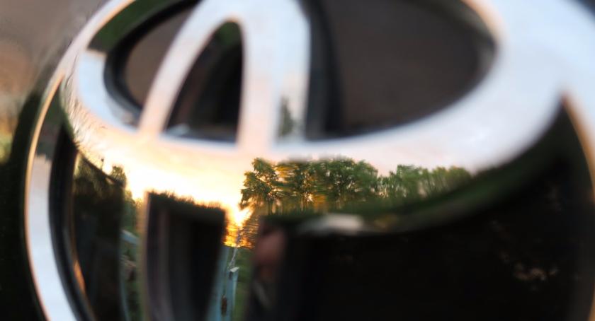 Trasa Siekierkowska znowu dała o sobie znać: kierowca toyoty stracił przytomność za kierownicą