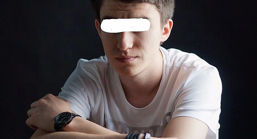 17-letni „policjant” oszukał starszą kobietę na 20 tysięcy złotych. Cwany, ale posiedzi…