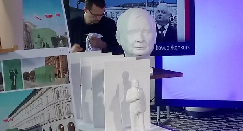 Wyścigi na Służewcu: co ma pomnik Lecha Kaczyńskiego do wczorajszego podpalenia pod PKiN?