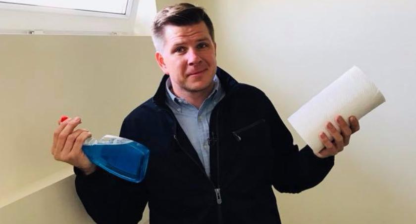 Filip Chajzer odnalazł blok, w którym lokatorzy żądali umycia okien, i… umył je w 15 minut!