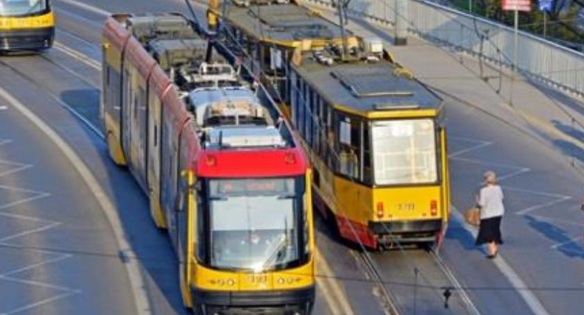 Wjechał nagle pod tramwaj linii nr 18, po czym zwiał, a jedna z pasażerek została ranna