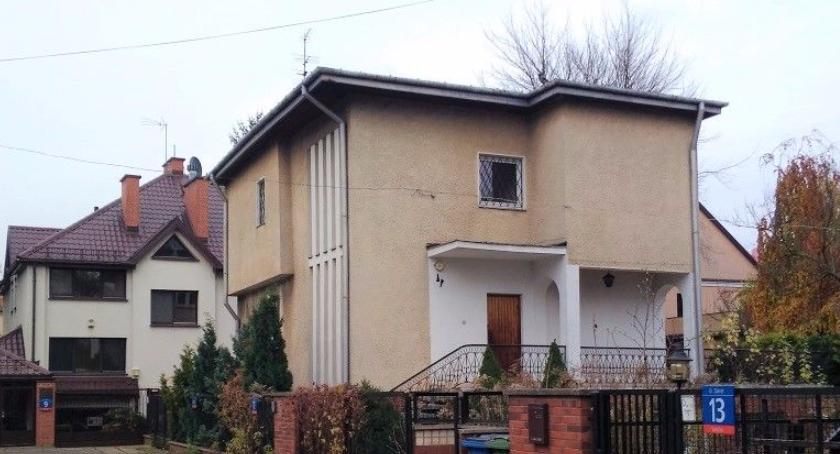 Na starej Sadybie kolejny dom idzie pod młotek licytacji, przy ul. Zakręt – obok kościelnego dzwonu