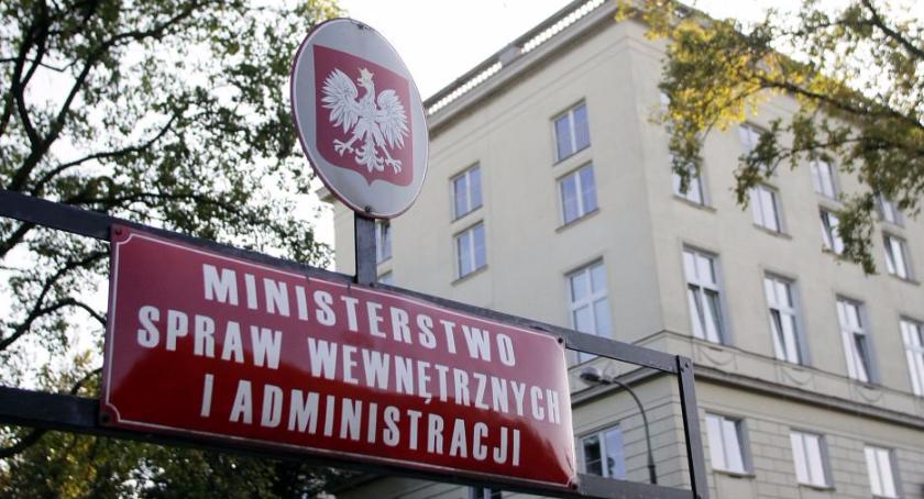 Przed budynkiem MSWiA na ul. Rakowieckiej przykry incydent czy próba samopodpalenia?