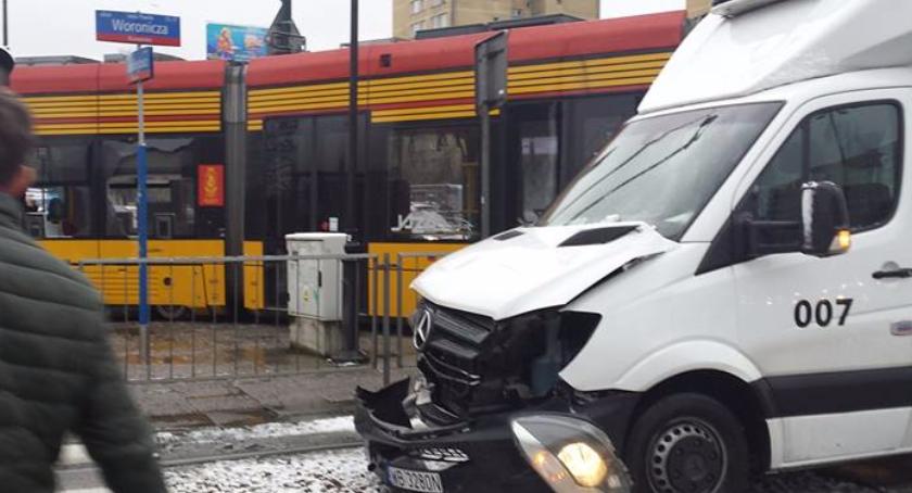 Na skrzyżowaniu Woronicza i Niepodległości tramwaj zderzył się z ciężarówką i wypadł z szyn