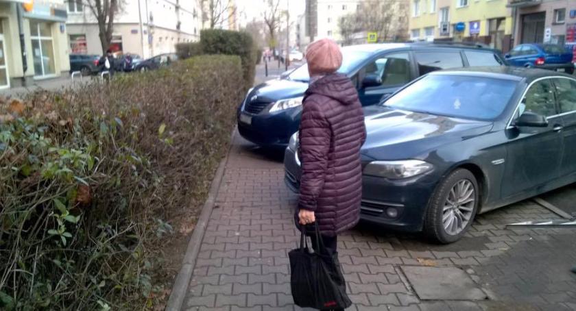 Refleksje uliczne: XXI wiek na Madalińskiego. Ten slalom między autami będzie wieczny?