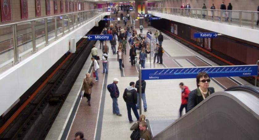 Alarm na stacji Wilanowska z powodu pozostawionego bagażu. Zamknięto też 5 innych!