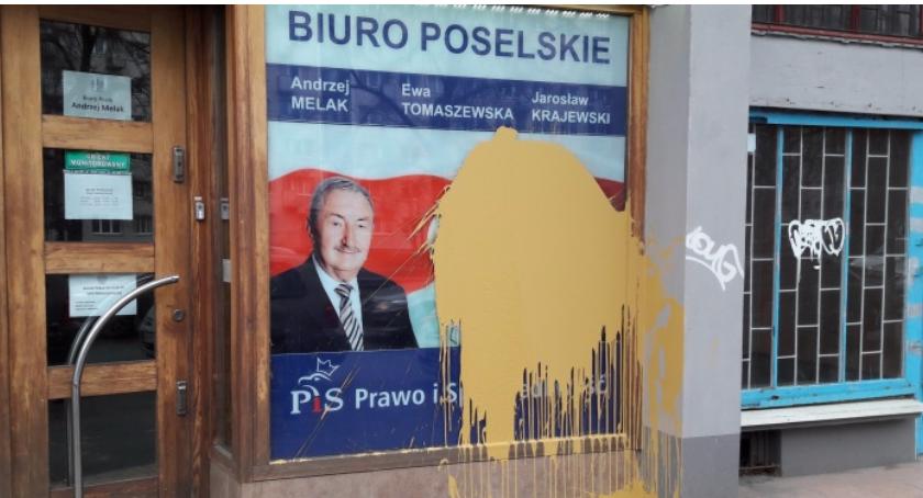 Biuro Poselskie PiS przy ul. Puławskiej oblane farbą. Sprawca incydentu – nieznany