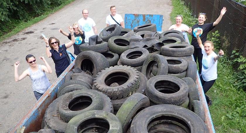 Fundacja Ja Wisła oczyszcza park Arkadia ze śmieci i brudu