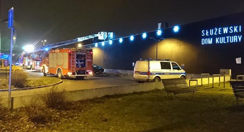 Pożar w Służewskim Domu Kultury. Zapłonął przed godziną pierwszą w nocy z wtorku na środę