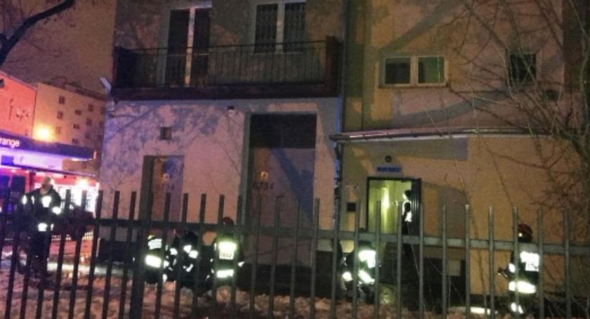 Pożar w bloku przy al. Niepodległości 32/34; zginął 90-letni mężczyzna, jego żona – w szpitalu