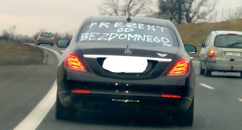 „Prezent od bezdomnego”? To zdjęcie stało się hitem w internecie…