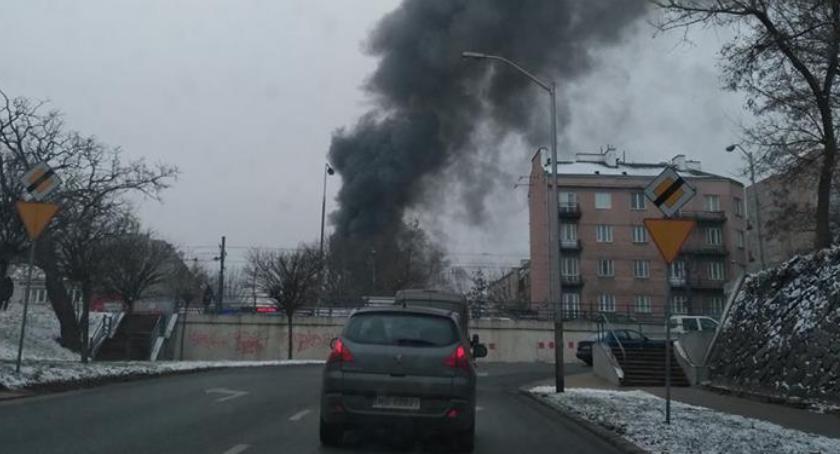 Płonie warsztat samochodowy przy ul. Racławickiej niedaleko Puławskiej