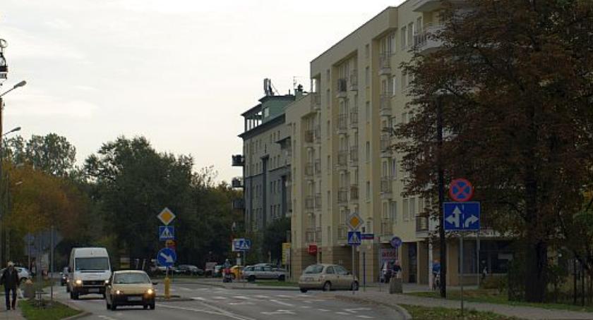 Kiedy wreszcie Bartycka będzie bez kałuż, krzywych chodników, na dodatek z dobrym oświetleniem?