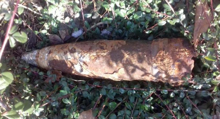 Skorodowany pocisk z czasów II wojny światowej znaleziony na podwórku przy Czerniakowskiej