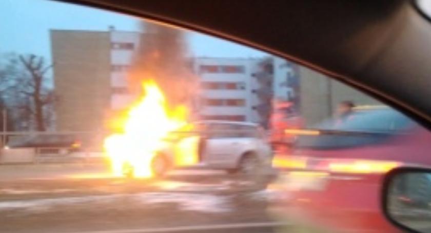 Przed skrzyżowaniem Czerniakowskiej z Idzikowskiego zapalił się biały citroen