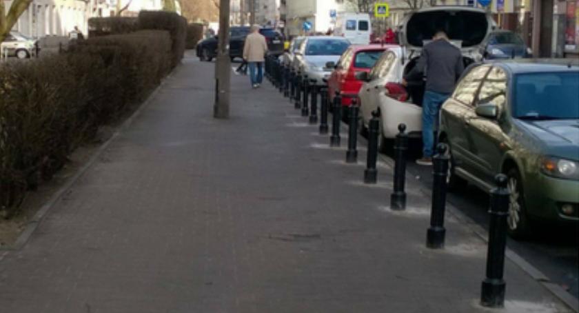 Na ul. Madalińskiego piesi mogą wreszcie wygodnie korzystać z chodnika