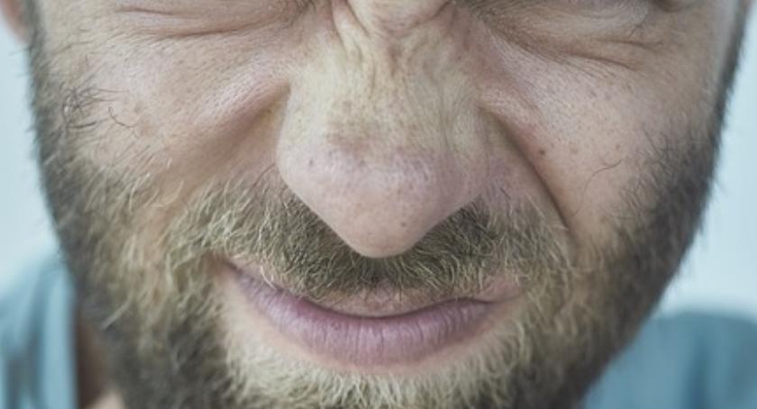 36-letni pasażer skody złamał nos pasażerowi opla na skrzyżowaniu Bukowińskiej i Puławskiej