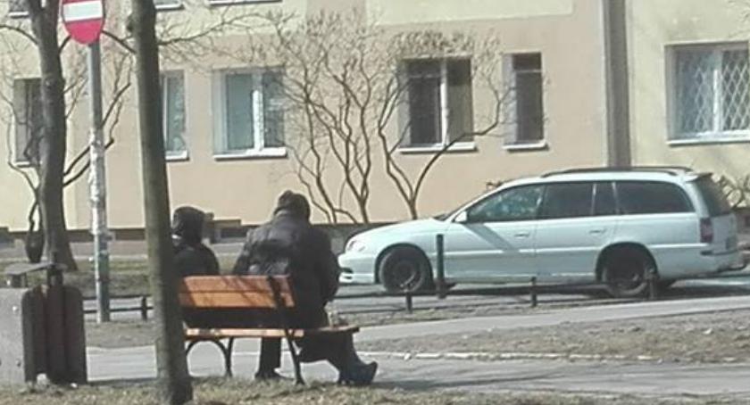 Ławeczka dla pijaczków, róg Konduktorskiej i Piaseczyńskiej, sponsorowana przez Urząd Dzielnicy?