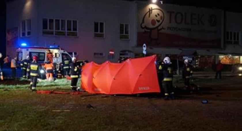 W Kolonii Lesznowola kierowca firmy przewożącej osoby wjechał pod ciężarówkę. Dwie osoby zginęły.