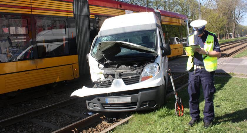 Na skrzyżowaniu ulic Kaczmarskiego i Woronicza dostawczy bus zderzył się z tramwajem