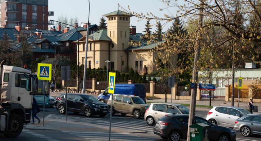 Na skrzyżowaniu al. Wilanowskiej z ul. Dominikańską pojawi się sygnalizacja świetlna...