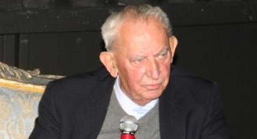 Gustaw Holoubek ma swoją tablicę na kamienicy, w której mieszkał, przy ul. Narbutta 53