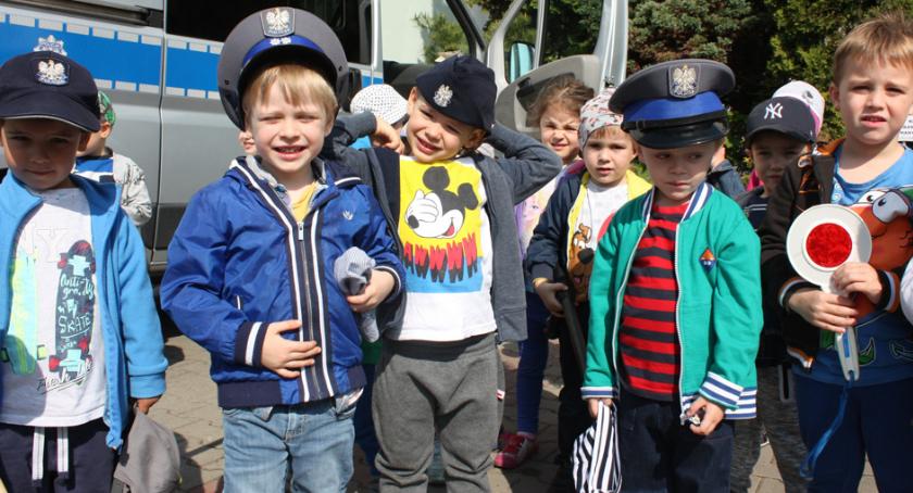 Dzieciaki z przedszkola Służewiaczek odwiedziły mokotowskich policjantów