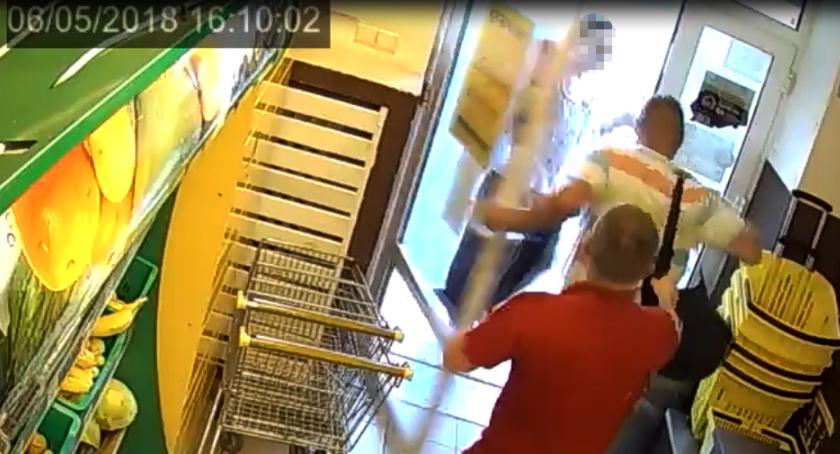 Bezczelny złodziej, który nie tylko kradł, ale – przyłapany – okładał personel sklepów pięściami!