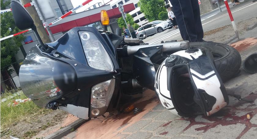 Śmierć 30-letniego motocyklisty na rogu Wołoskiej i Dąbrowskiego w zderzeniu z jeepem
