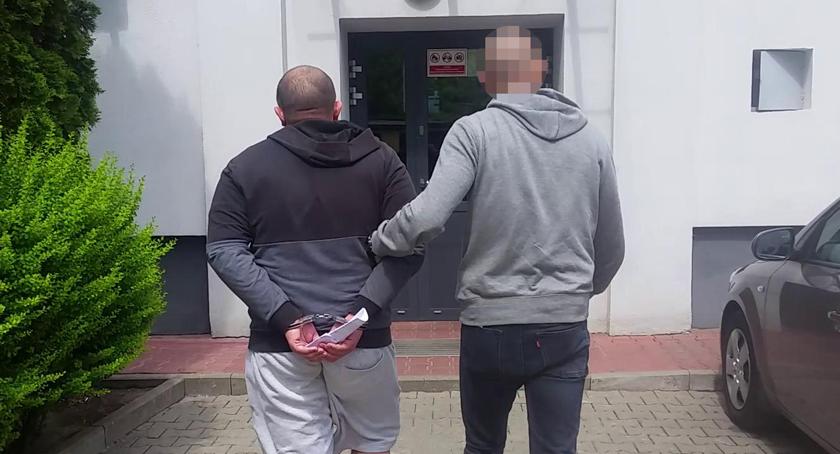 43-letni osiłek „uwielbiał” starsze panie z wypchanymi torebkami, zwłaszcza przed bankami