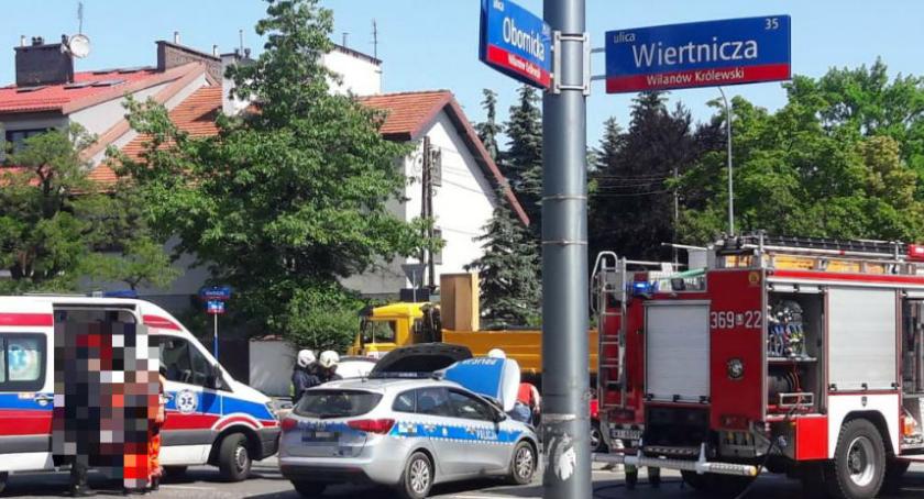Policja też się zderza, ostatnio na rogu Wiertniczej i Obornickiej, straż donosi, a policja milczy