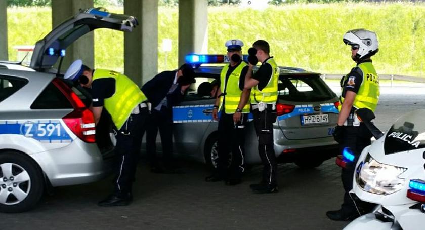 Obywatele zatrzymali pijanego kierowcę w skodzie octavii przy zjeździe z obwodnicy na Puławską