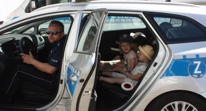 Dzień Dziecka na komendzie policji. Trzylatki z przedszkola ForKids w radiowozie i nie tylko