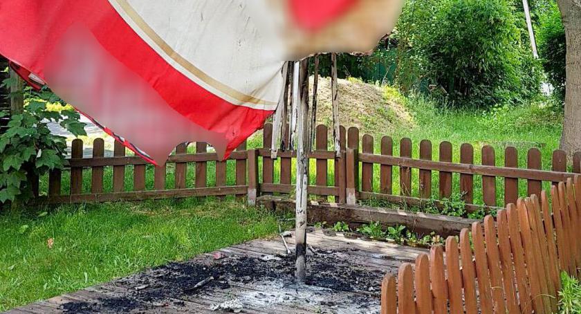 Odbiła mu palma, więc… podpalił w restauracji parasol ogrodowy
