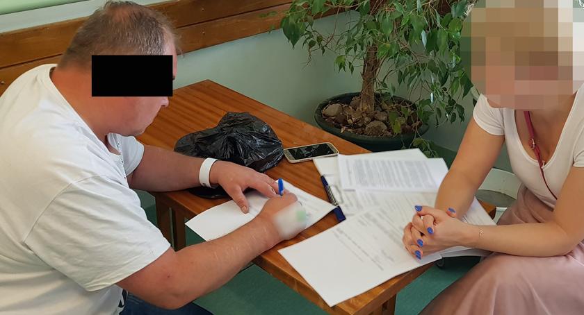 41-letni pijany „rycerz” rzucił się na osobowego fiata, bo mu się nie spodobało jego parkowanie