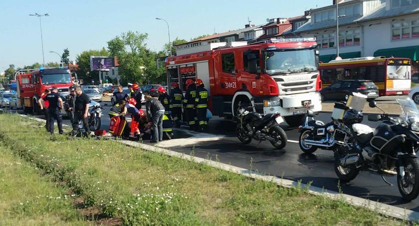 Na ul. Powsińskiej samochód zajechał drogę motocyklistce. Sprawca wypadku – zbiegł!