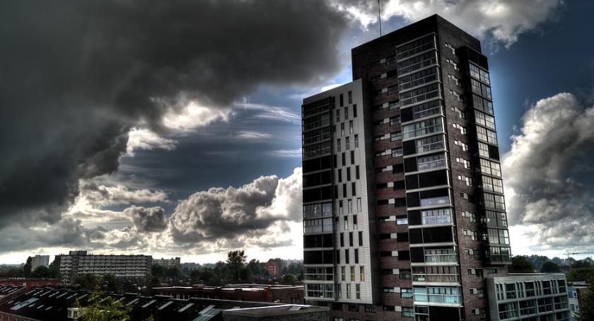 Silne burze z piorunami, intensywne opady deszczu, a nawet grad i… spory spadek temperatury