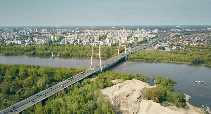 Most Południowy po roku: wyłania się z Wisły w towarzystwie pontonów i sztucznych wysp