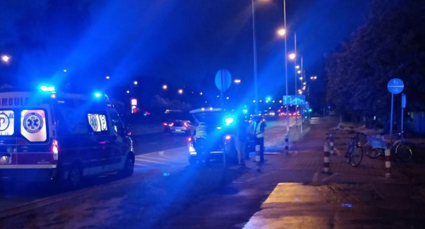 Rolkarz wpadł na rowerzystów w al. Sikorskiego i stało się: jedna osoba wylądowała w szpitalu