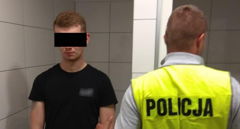 Wziął dżinsy do przymierzalni i ponieważ pasowały, postanowił je ukraść, wynosząc na sobie