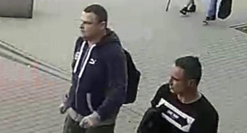 To oni ukradli ze sklepu laptopa? Jeśli ktokolwiek ich rozpoznaje, niech da znać policji…