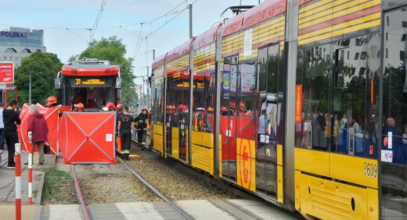 Kobieta, wpatrzona w smartfon, potrącona przez tramwaj linii 31 przy metrze Wierzbno, dziś bez nogi