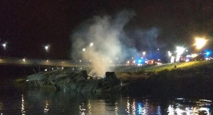 W pobliżu Portu Czerniakowskiego na wysokości ulicy Zaruskiego spłonęła opuszczona barka
