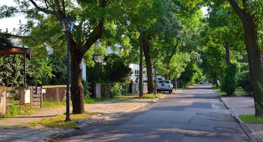 Najdłuższa ulica starej Sadyby – Orężna – najdłużej będzie czekać na remont i przebudowę