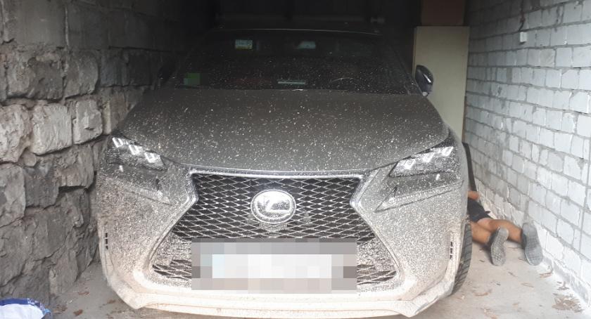 Zlikwidowana „dziupla” złodziei samochodów, cztery osoby aresztowane, odzyskany lexus